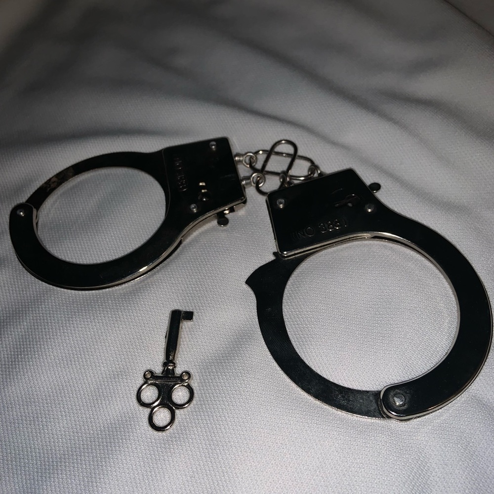 HALLOWEEN HANDCUFFS?🕺🏻